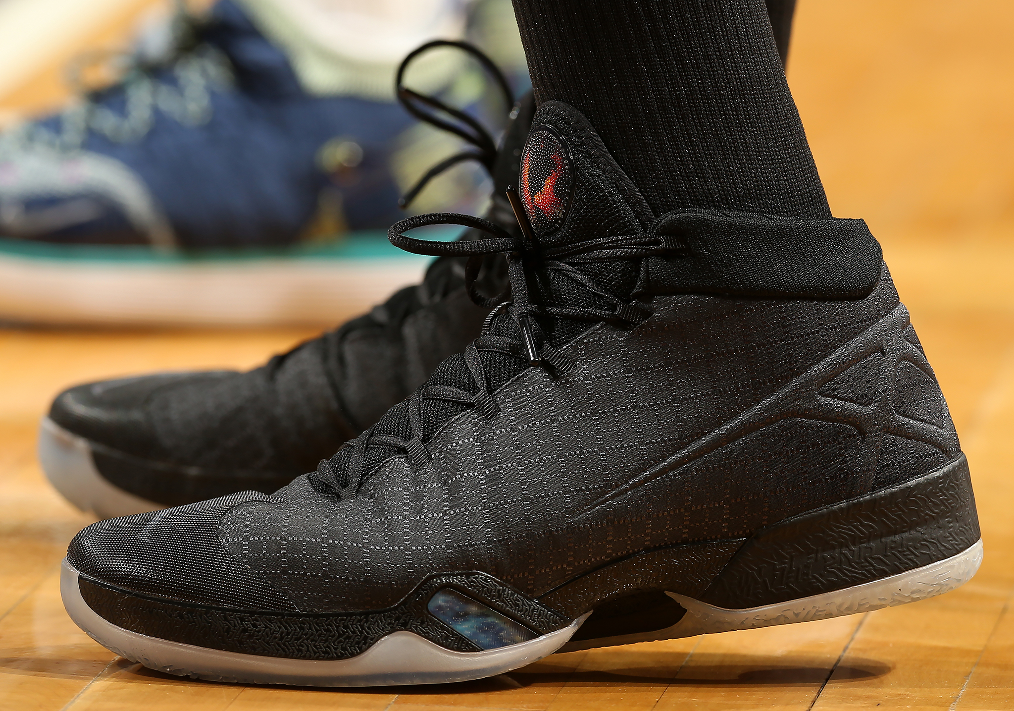 “举重之乡”托举生命重量 一份特殊“伴手礼”递出城市暖心名片（举重之乡托起生命之重，特别伴手礼递出城市温情名片）