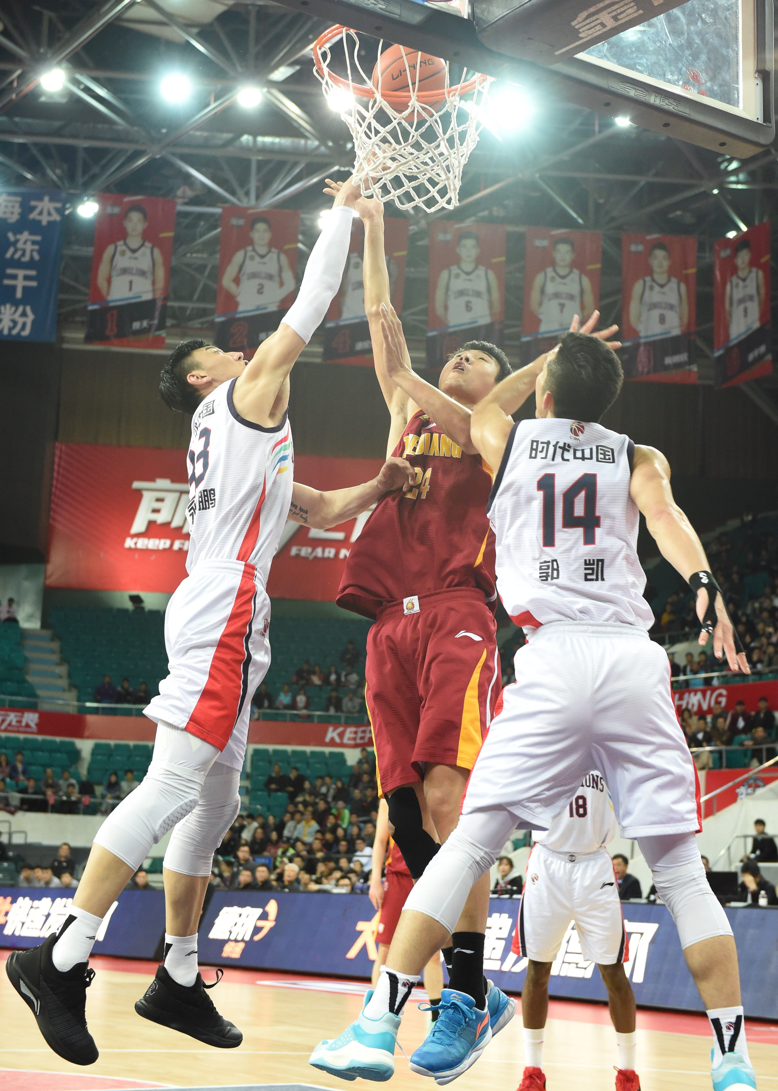 足球报：亚泰本赛季主要问题是资金不足，开局赛程也埋下伏笔（足球报：资金短缺成亚泰今季最大难题，开局赛程早埋隐患）